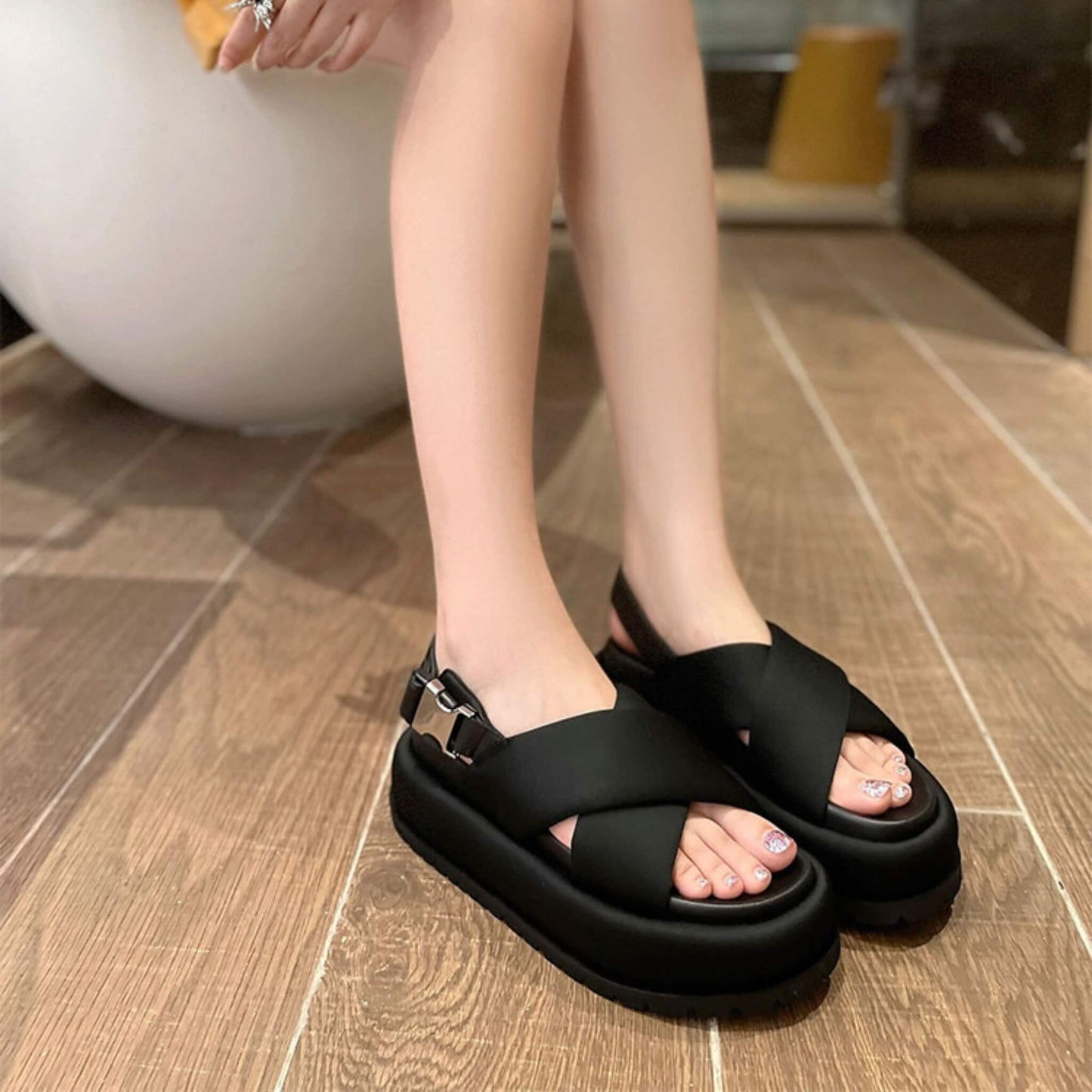 Retro Roman-style cross leather sandals for women. Mid-heel open-toe design, available in black and apricot. Sizes 35-40