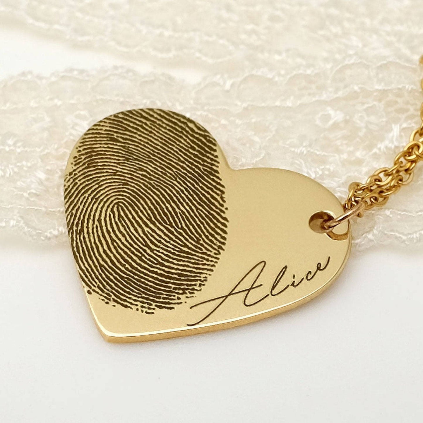 Personalized heart-shaped necklace featuring a unique fingerprint design, symbolizing love and connection. This custom piece is perfect for celebrating special moments and making a meaningful gift.