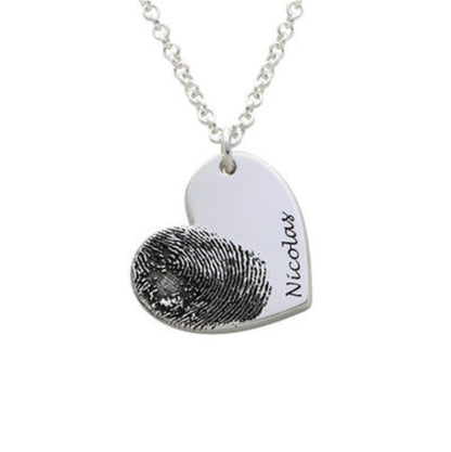 Personalized heart-shaped necklace featuring a unique fingerprint design, symbolizing love and connection. This custom piece is perfect for celebrating special moments and making a meaningful gift.