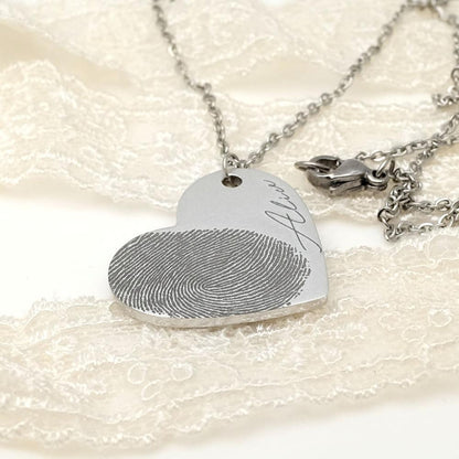 Personalized heart-shaped necklace featuring a unique fingerprint design, symbolizing love and connection. This custom piece is perfect for celebrating special moments and making a meaningful gift.