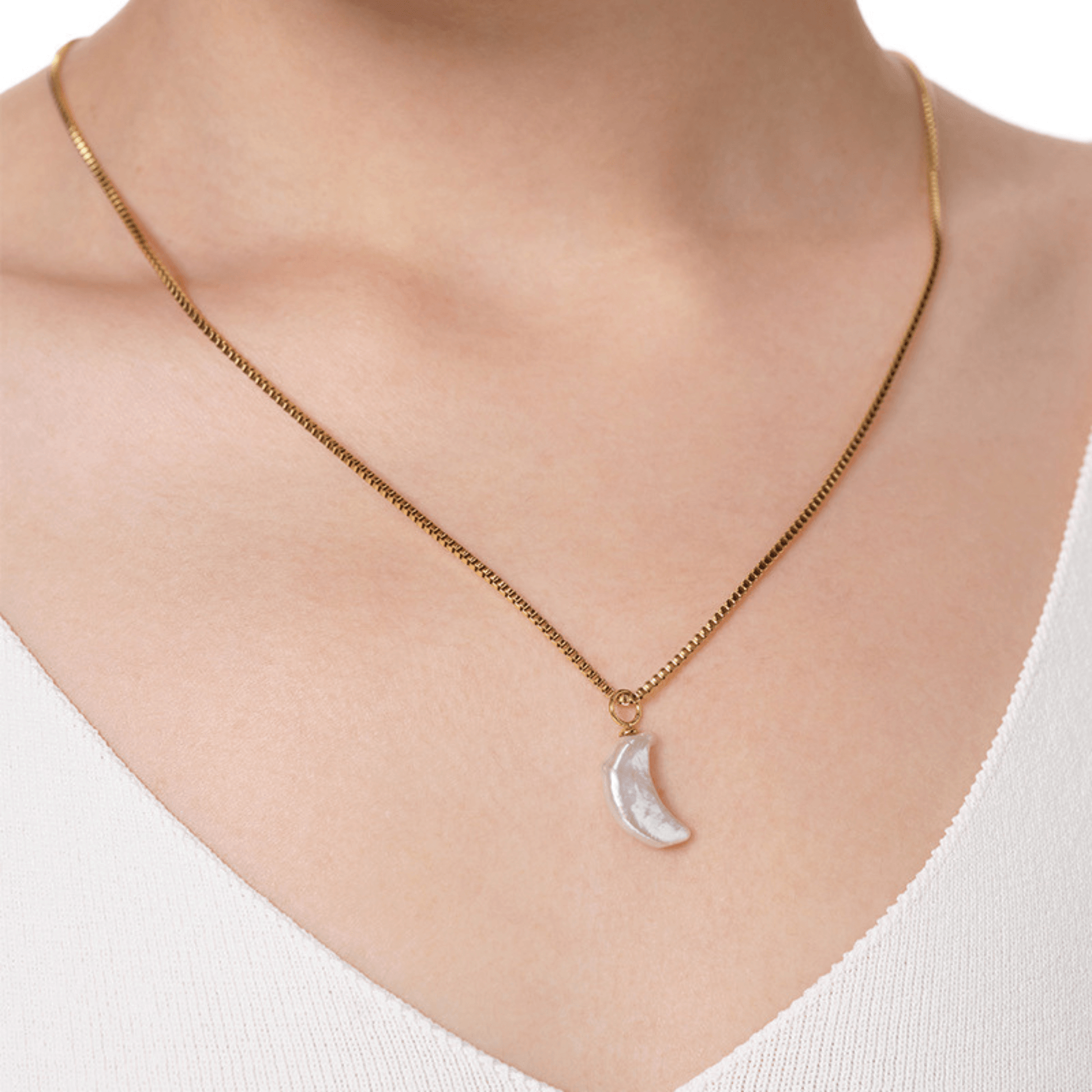 Freshwater pearl moon-shaped pendant necklace for women, gold and silver plated, made with copper and electroplated finish