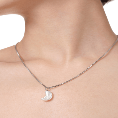 Freshwater pearl moon-shaped pendant necklace for women, gold and silver plated, made with copper and electroplated finish