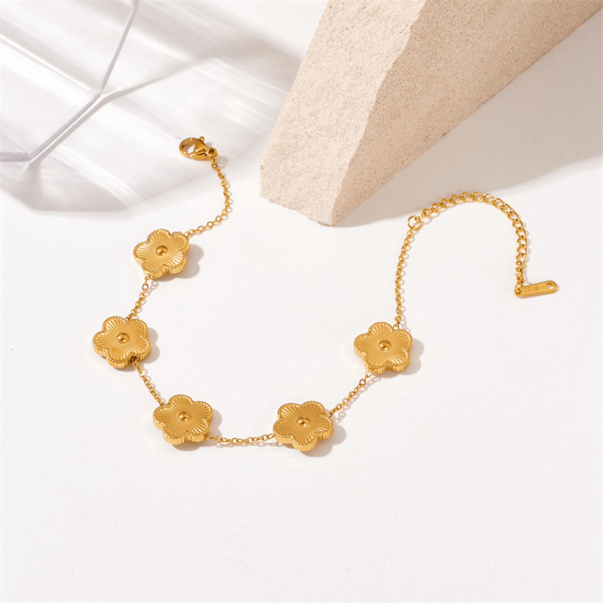 Gold-plated floral chain bracelet for women made of titanium steel, featuring a floral design, ideal for adding elegance to your style