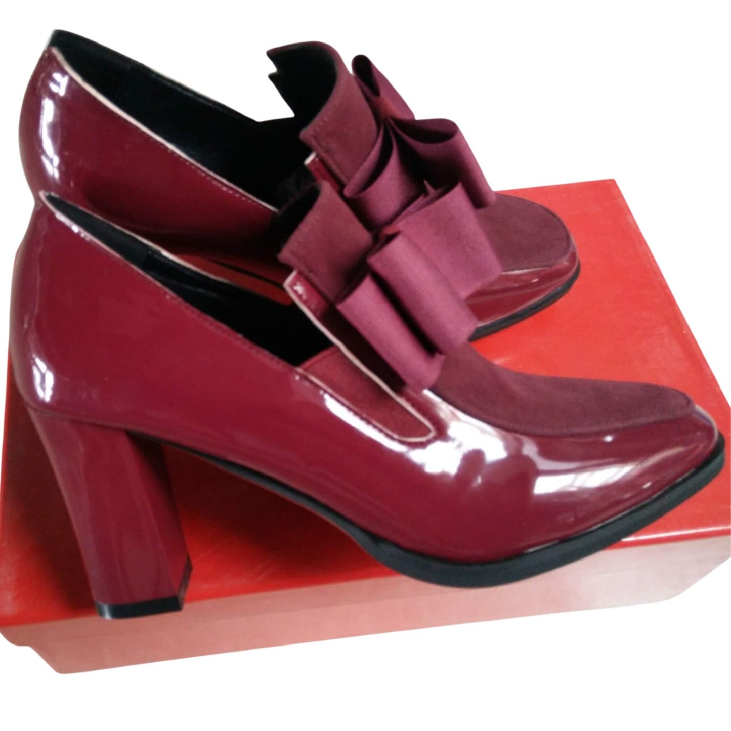 Large size thick heel shoes with square toe, patent leather upper, and rubber sole. Available in black and wine red. Perfect for spring, autumn, winter, and summer