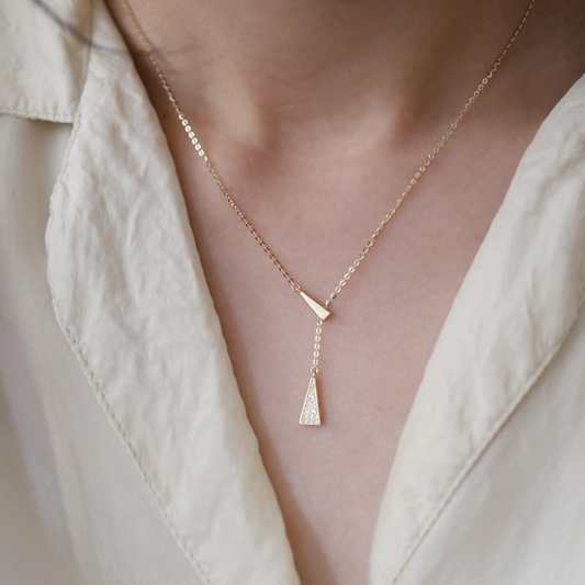 A sleek adjustable short necklace featuring a minimalist design. The necklace includes a delicate chain with an adjustable clasp, allowing for a customizable fit. Perfect for layering or wearing alone, this versatile accessory adds a subtle touch of elegance to any outfit, suitable for both casual and formal occasions